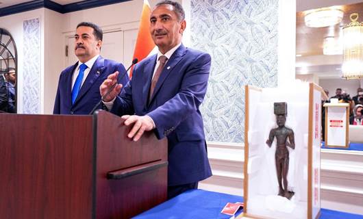 Iraq's Ambassador to Washington Nazar al-Khairullah (right) delivers a speech next to Iraqi Prime Minister Mohammed Shia' al-Sudani (left) after recovering an ancient Sumerian artifact, seen on the right, in Washington on April 16, 2024. Photo: PM Sudani's office