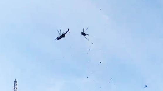 Malezya'da helikopterler havada çarpıştı