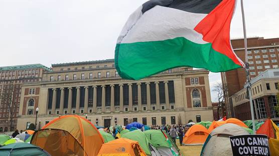 Öğrenciler, üniversitenin önünde çadır kurdu