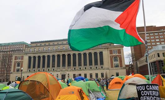 Öğrenciler, üniversitenin önünde çadır kurdu