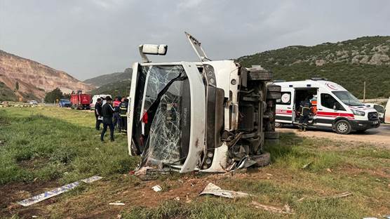 Antep'te yolcu midibüsü devrildi / Foto: AA