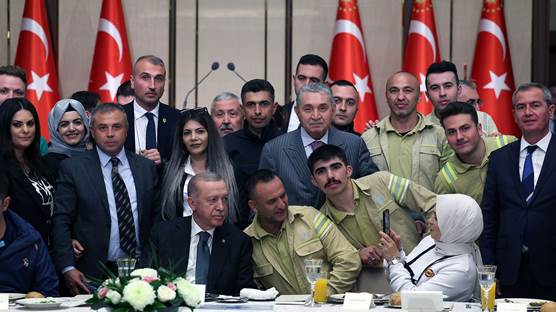 Türkiye Cumhurbaşkanı Erdoğan, dün Beştepe'de düzenlenen "Emeğin, Sendikal Örgütlenmenin ve İstihdamın Geleceği" temasıyla düzenlenen 13. Çalışma Meclisi Yemeğine katıldı. / AA