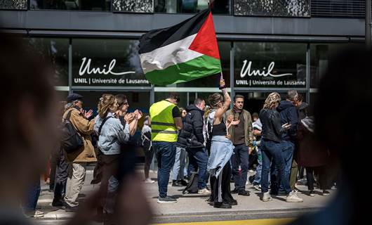 Lozan Üniversitesi'nde gösteri yapan Filistin yanlısı öğrenciler. / (Fotoğraf: Fabrice COFFRINI / AFP)