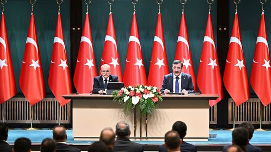 Türkiye Cumhurbaşkanı Yardımcısı Cevdet Yılmaz (sağda) ile Hazine ve Maliye Bakanı Mehmet Şimşek (solda) Kamuda Tasarruf ve Verimlilik Paketi'ni kamuoyuyla paylaştı. / AA