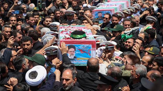 Cenazeya Reisî li nav Tirbeya Îmam Rizayê hat definkirin / Wêne: AFP