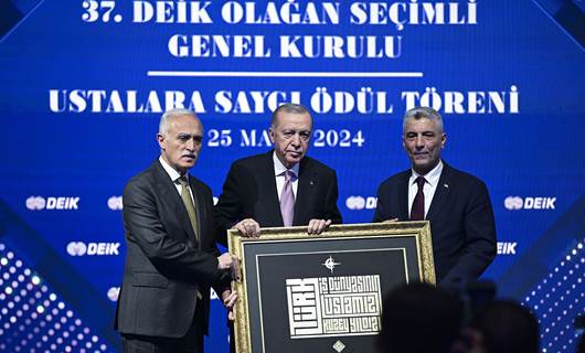 Türkiye Cumhurbaşkanı Erdoğan, DEİK Genel Kurulu ve Ustalara Saygı Ödül Töreni'ne katıldı. Programda, Ticaret Bakanı Ömer Bolat (sağda) ve DEİK Başkanı Nail Olpak (solda) Cumhurbaşkanı Erdoğan'a hediye takdim etti. / AA