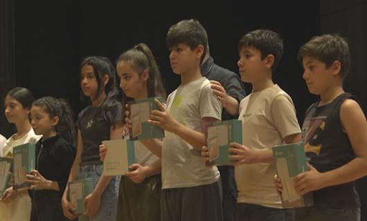 Xwendekarên ku dersa Kurdî hilbijartibûn tablet standin