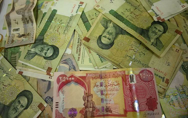 Iraqi and Iranian banknotes. Photo: Bilind T. Abdullah/Rudaw