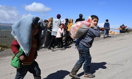 Jin û zarokên ku dema êrişa Tirkiyeyê ji Efrînê derdikevin / Wêne: AFP-Arşîv