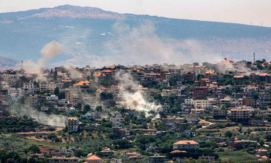 دخان يتصاعد أثناء غارة إسرائيلية على قرية الخيام الحدودية بجنوب لبنان - AFP