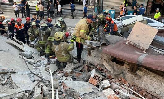 İstanbul'da çöken binanın enkazı