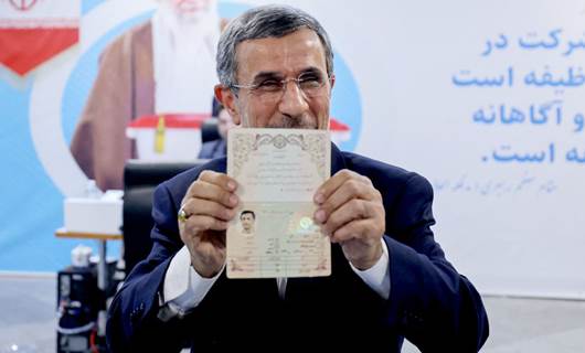 محمود أحمد نجاد يقدم ترشيحه لخوض الانتخابات الرئاسية - AFP
