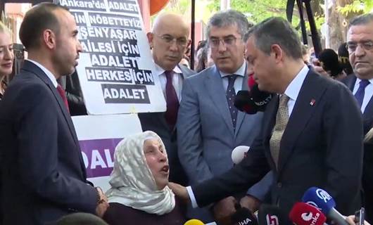 Özgür Özel Emine Şenyaşar'ı ziyaret etti