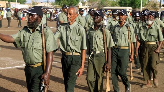 Sudan Genelkurmay Başkanı Abdülfettah el-Burhan'a sadık savaşçılar, 27 Mayıs 2024'te güneydoğudaki Gedaref eyaletinde düzenlenen mezuniyet törenine katıldı. / AFP