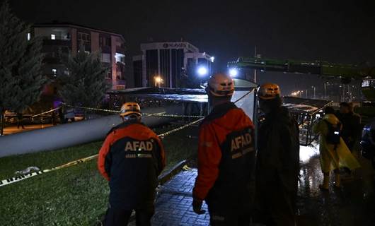 Ankara'da devrilen reklam panosunun altında kalan 1 kişi öldü