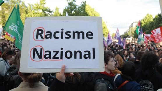 Fransa'da vatandaşlar AP seçimlerinde aşırı sağın güçlenmesini protesto etti. / AA