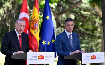 Erdogan li Madrîdê bi Serokwezîrê Spanyayê Pedro Sanchez re civîna çapemeniyê ya hevpar li dar xist / Wêne: AA