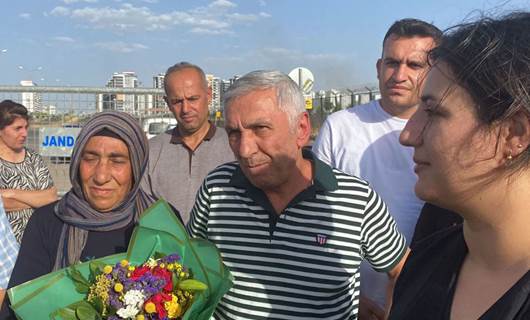 Fahrettin Özhan cezaevi önünde karşılandı.  / Foto: Sosyal medya
