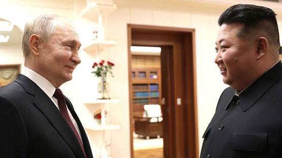 Rusya Devlet Başkanı Vladimir Putin (solda), 24 yıl sonra Kuzey Kore lideri Kim Jong Un'un daveti üzerine resmi ziyaret için başkent Pyongyang'a gitti / AA