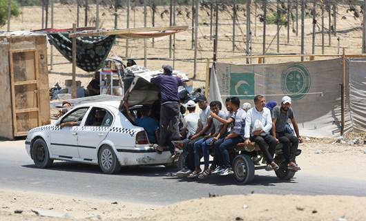İsrail ordusuna ait askeri araçların Refah'ın el-Mavasi bölgesine ilerlemesi üzerine çok sayıda Filistinli aile, yanlarına alabiledikleri eşyalarıyla Han Yunus kentine göç etti. / AA