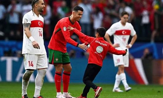Foto: EURO 2024’te cumartesi günü oynanan Türkiye-Portekiz maçında bir çocuğun sahaya girerek Cristiano Ronaldo ile fotoğraf çektirmesi sosyal medyada gündem oldu