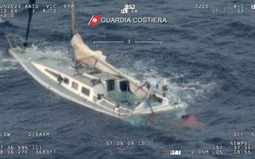 Foto: İtalya açıklarında göçmenleri taşıyan tekneye ait görüntüler