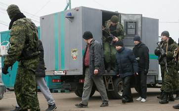 صورة أرشيفية لعملية تبادل أسرى بين روسيا وأوكرانيا - REUTERS