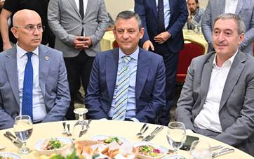 CHP Genel Başkanı Özgür Özel (ortada), 10 Ekim Barış Derneğinin Vedat Dolakay Kokteyl Salonu'ndaki dayanışma yemeğine katıldı. Özgür Özel DEM Parti Eş Genel Başkanı Tuncer Bakırhan'la yan yana oturdu. / AA