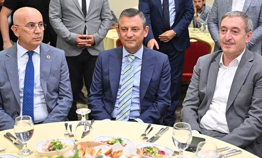 CHP Genel Başkanı Özgür Özel (ortada), 10 Ekim Barış Derneğinin Vedat Dolakay Kokteyl Salonu'ndaki dayanışma yemeğine katıldı. Özgür Özel DEM Parti Eş Genel Başkanı Tuncer Bakırhan'la yan yana oturdu. / AA