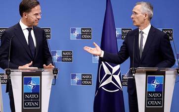 NATO Genel Sekreteri Jens Stoltenberg (sağda) ve Hollanda Başbakanı Mark Rutte. (Fotoğraf: KENZO TRIBOUILLARD / AFP)