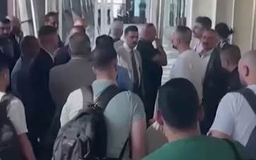 جانب من تجمع المسافرين أمام البوابة في مطار بغداد 