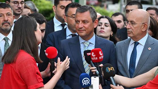 CHP Genel Başkanı Özel, gazetecilerin sorularını yanıtladı. / AA