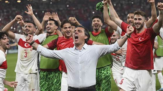 Almanya'nın ev sahipliğinde düzenlenen 2024 Avrupa Futbol Şampiyonası (EURO 2024) F Grubu'nda Çekya ile Türkiye takımları Hamburg'da bulunan Volkspark Stadyumu’nda dün gece karşı karşıya geldi. Karşılaşmayı kazanan Türkiye Milli takım oyuncuları ve Teknik Direktörü Vincenzo Montella,sevinç yaşadı. / AA