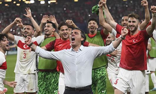 Almanya'nın ev sahipliğinde düzenlenen 2024 Avrupa Futbol Şampiyonası (EURO 2024) F Grubu'nda Çekya ile Türkiye takımları Hamburg'da bulunan Volkspark Stadyumu’nda dün gece karşı karşıya geldi. Karşılaşmayı kazanan Türkiye Milli takım oyuncuları ve Teknik Direktörü Vincenzo Montella,sevinç yaşadı. / AA