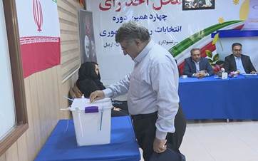 ناخب إيراني يشارك في التصويت بأربيل 