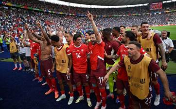  İsviçre takımının oyuncuları, karşılaşmanın ardından sevinç yaşadı Foto: AA
