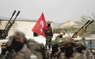 عنصر يحمل علم تركيا في شمال سوريا 