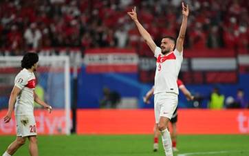 Foto: Türk Futbolcu Merih Demiral Türkiye'nin Avusturya'yı 2-1 yenerek çeyrek finale çıktığı maçta gol attıktan sonra "Bozkurt" işareti yapmıştı