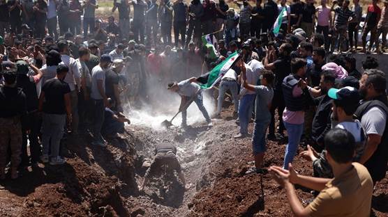 Efrin'de öldürülen bir göstericinin cenaze töreni - AFP