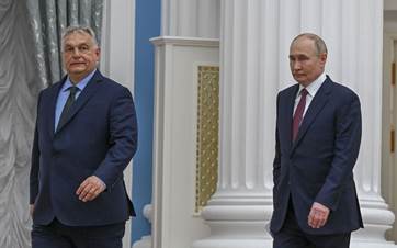 Rusya Devlet Başkanı Vladimir Putin (sağda) ile Macaristan Başbakanı Viktor Orban (solda), Kremlin Sarayı'nda gerçekleştirilen görüşmenin ardından ortak basın toplantısı düzenledi