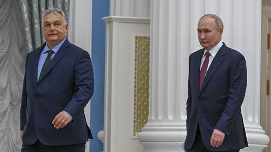 Rusya Devlet Başkanı Vladimir Putin (sağda) ile Macaristan Başbakanı Viktor Orban (solda), Kremlin Sarayı'nda gerçekleştirilen görüşmenin ardından ortak basın toplantısı düzenledi