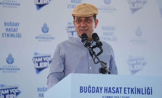 Ekrem İmamoğlu, Silivri’de çiftçilerle birlikte buğday hasadına katıldı. / AA