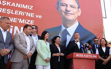 CHP Genel Başkanı Özgür Özel, Edirne'de çeşitli ziyaretler gerçekleştirdi. Özel, partisinin il başkanlığı önünde partililere hitap etti.  / AA