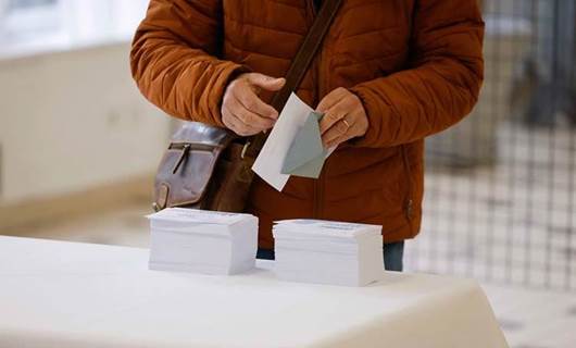 Fransa'da oy kullanan bir seçmen Foto: AFP