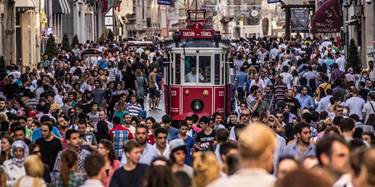 İstanbul'da bulunan İstiklal Caddesi'nden görüntü