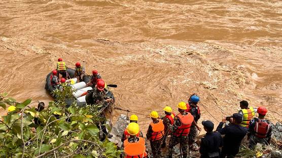 Arama kurtarma çalışmalarından kare - Nepal Ordusu