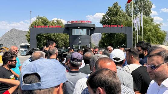 Eti Krom Yıldırım A.Ş önünde eylem yapan işçiler / Foto: Ali Haydar Gözlü / Rûdaw