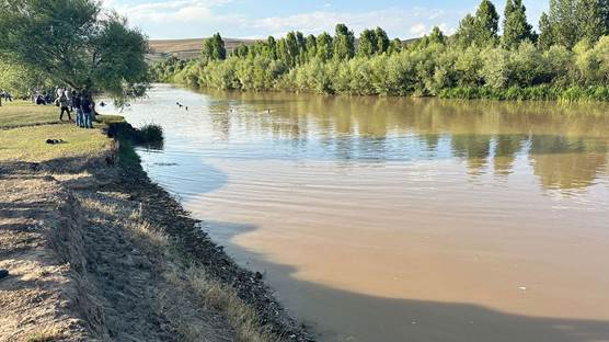 Erzurum'un Horasan ilçesinde Aras Nehri'ne giren 2 çocuktan biri boğuldu, biri kayboldu. / AA