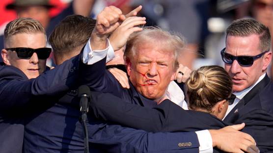 Foto: 13 Temmuz 2024 - Cumhuriyetçi Parti başkan adayı Donald Trump'ın Pennsylvania'daki seçim mitingi sırasında silah sesini andıran sesler gelmesiyle beraber Gizli Servis ekipleri eski başkan Trump'ı podyumdan indirdi/AP