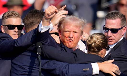 Foto: 13 Temmuz 2024 - Cumhuriyetçi Parti başkan adayı Donald Trump'ın Pennsylvania'daki seçim mitingi sırasında silah sesini andıran sesler gelmesiyle beraber Gizli Servis ekipleri eski başkan Trump'ı podyumdan indirdi/AP